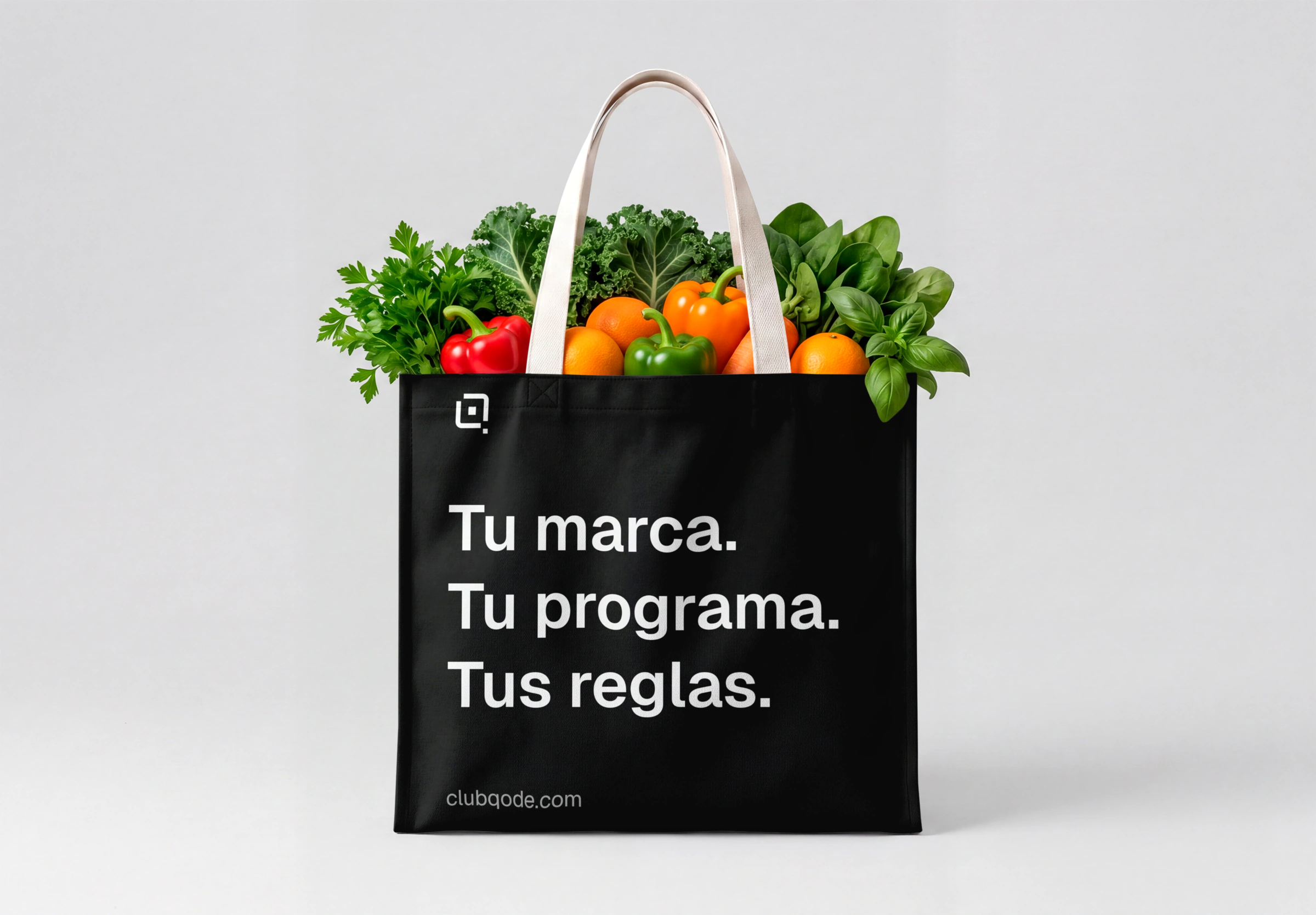 Una bolsa de tela negra con la marca del programa, llena de verduras.