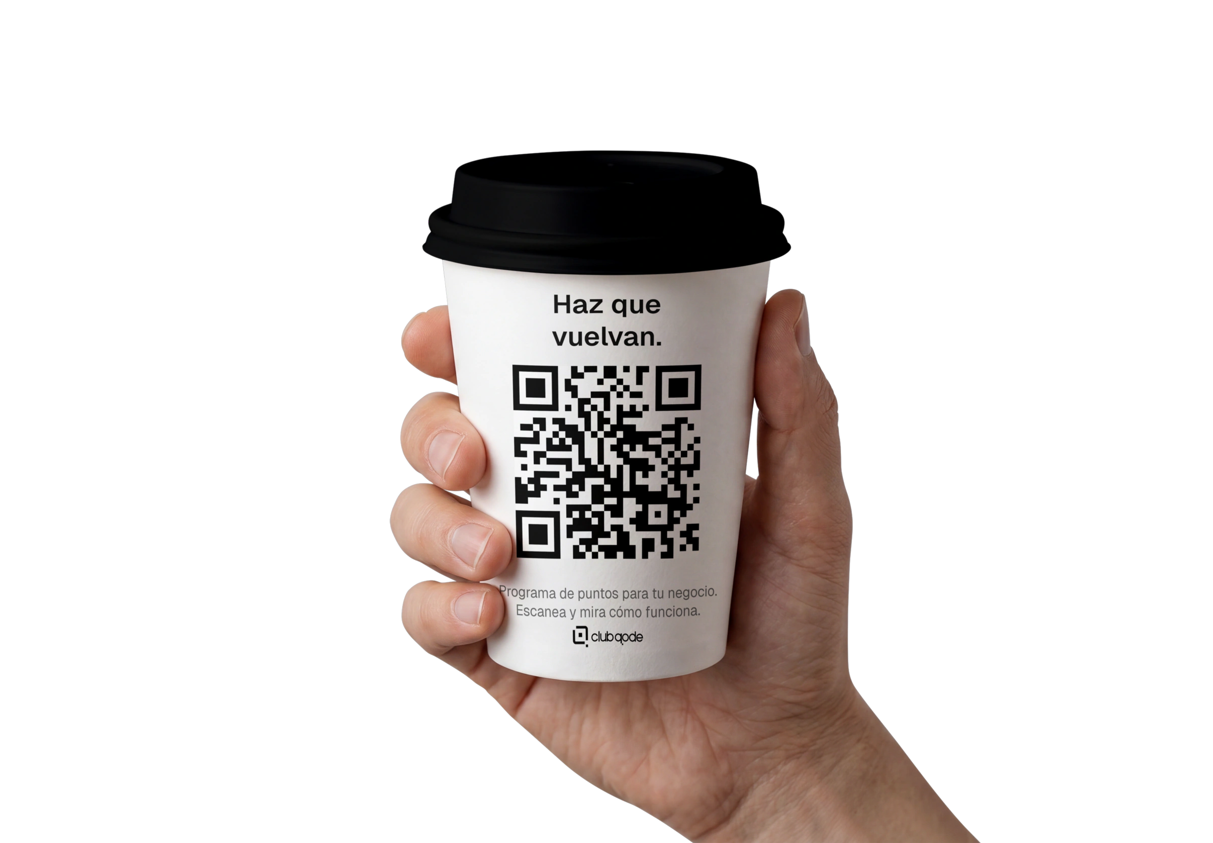 Una mano sostiene un vaso de café con el QR del programa impreso.