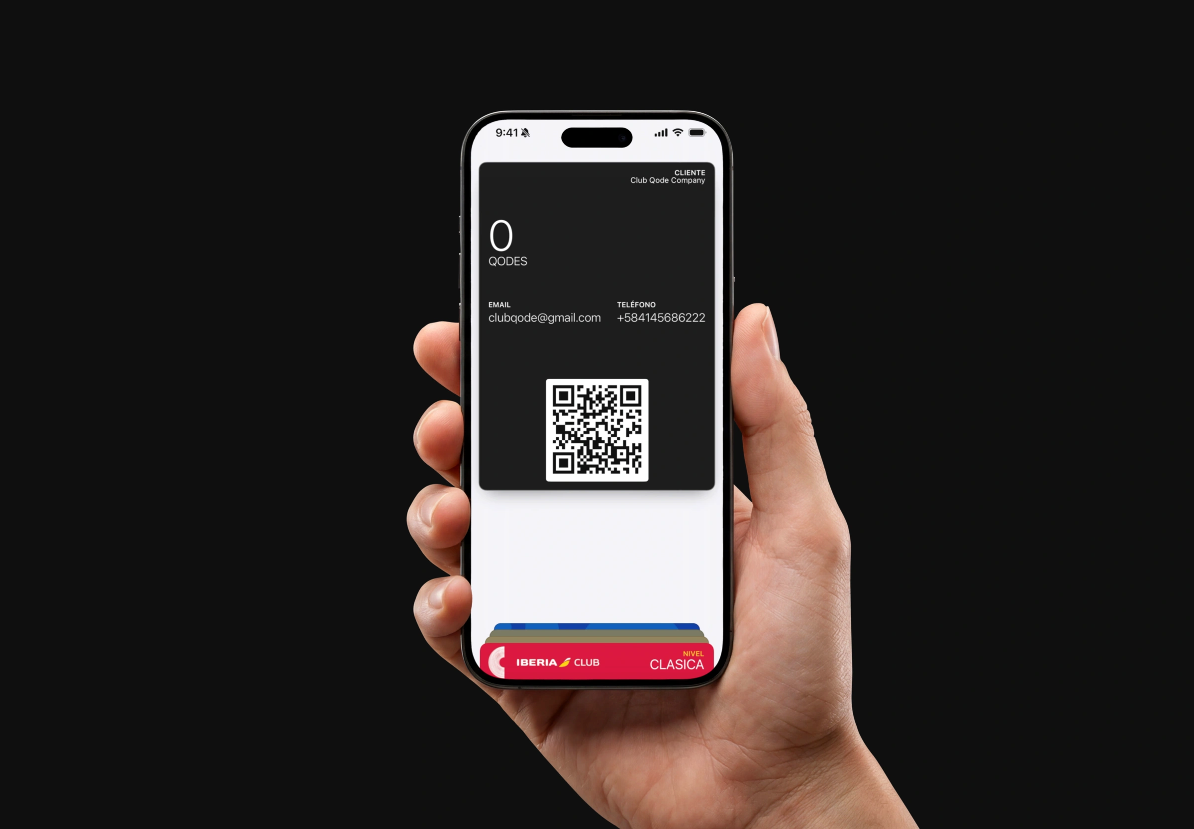Una mano sostiene un iPhone con la tarjeta del programa abierta en Apple Wallet, con su saldo y su QR.